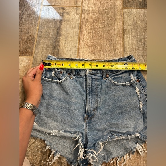 Distressed Abercrombie & Fitch High Rise Mom Short Curve Love - Picture 7 of 8